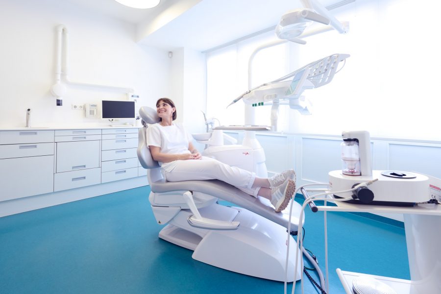 Modern eingerichtetes Behandlungszimmer der Zahnarztpraxis mit zahnmedizinischer Ausstattung